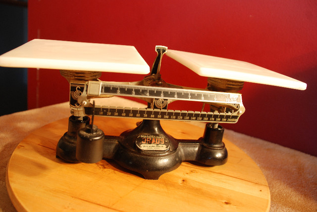 Double Beam Balance Scale ''Ohaus'' 2 Kilo Scale in Arts & Collectibles in Edmonton - Image 2