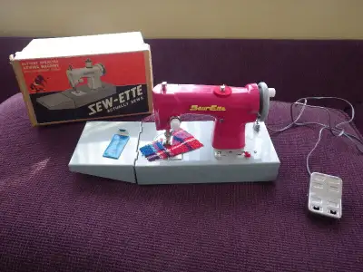 MACHINE À COUDRE VINTAGE JOUET R VINTAGE TOY SEWING MACHINE RARE, View more