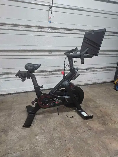 2022 Peloton Bike for sale Screen swivel 360° Very little use and the condition still as new. Comes...