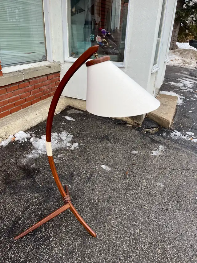 Lampe sur pied vintage en teck danois MCM Teak Bow Arc Lamp in Indoor Lighting & Fans in City of Montréal - Image 3