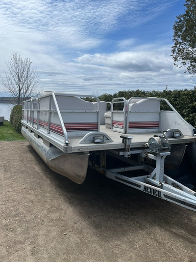 1995 Princecraft Vantage, 20 ft, pontoon boat. 50 Evinrude 2 stroke motor, runs great, power tilt. N...