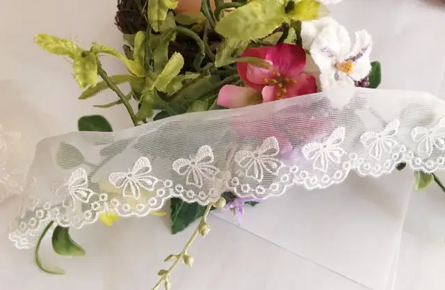 1.57" x 1.8 yds Lace Trim Embroidered Floral Bows White in Hobbies & Crafts in City of Toronto - Image 2