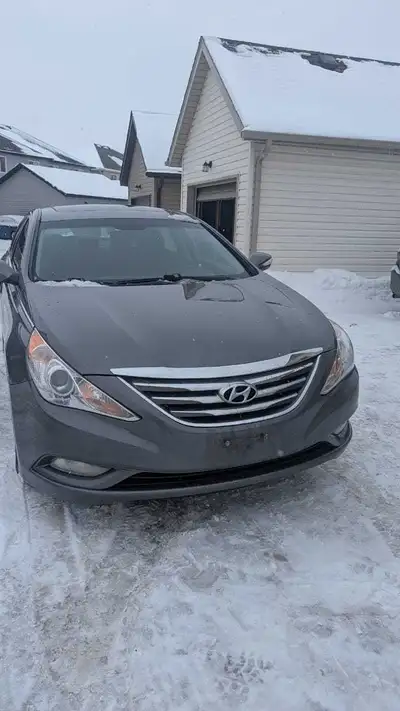 Very clean 2013 hyundai Sonata Bluetooth Reverse camera No rust Regular oil changes every 5000km Tra...