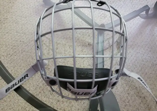 Hockey Youth equipment in Hockey in Brantford - Image 3