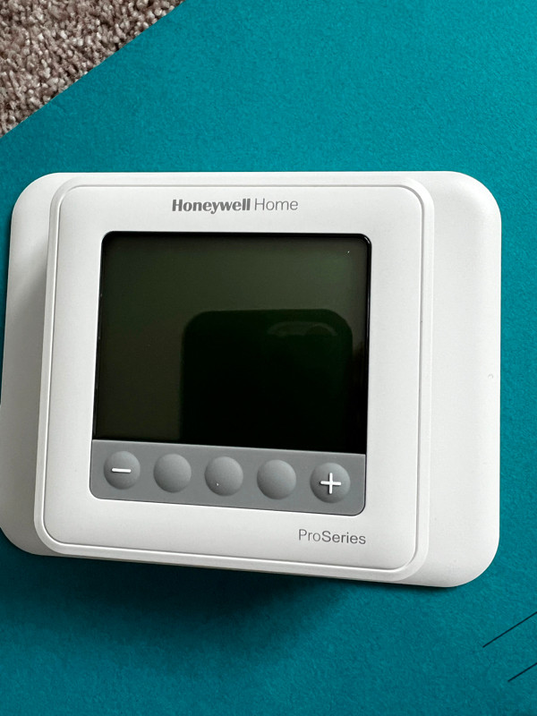 Honeywell Home ProSeries TH6100AF2004 thermostat in Heating, Cooling & Air in Guelph - Image 2