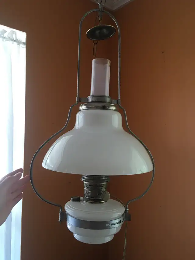 ALADDIN - ANTIQUE ELECTRIC HANGING WHITE MOONSTONE LAMP in Indoor Lighting & Fans in Belleville - Image 4
