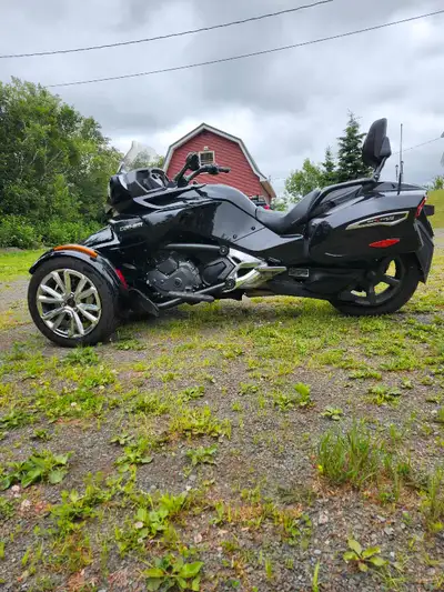 2016 Can am Spyder F3 Limited. 12,177 km. New rear tire. Always stored inside. Excellent condition.