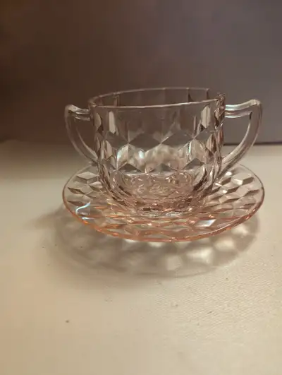 Sucrier ouvert en verre rose « Depression » et soucoupe assortie, View more
