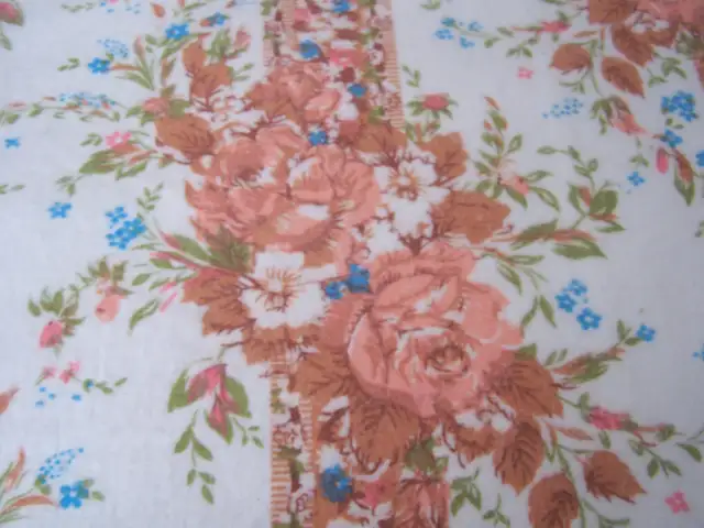 Fleece Blanket - Rose Floral- Vintage - Never used in Bedding in Ottawa - Image 3