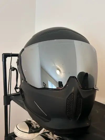 Clean, great condition, size medium. Sold my bike so accessories next. Clear, smoke, and reflective...