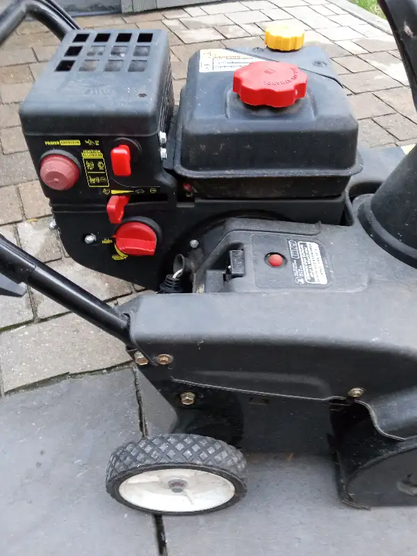 MTD YardMachines 179 cc gas-powered OHV 21" blade Like NEW $350 in Lawnmowers & Leaf Blowers in City of Toronto - Image 4