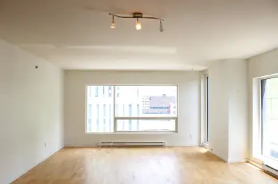 Condo 4 1/2 2 SDB + stationnement Centre-ville MTL