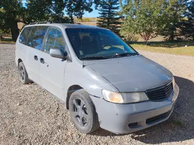 2000 Honda Odyssey for sale. Low KMs. Aftermarket backup camera and bluetooth in center consome. We...