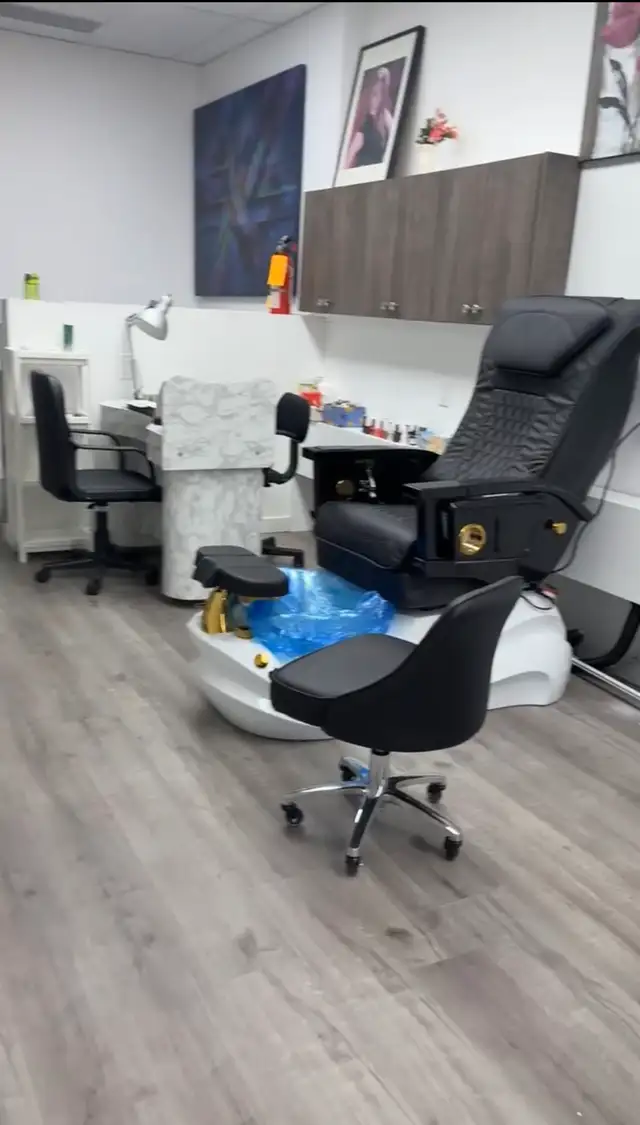Nail tech needed!502662416691384322