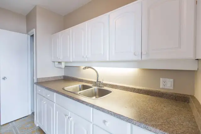 $2050 Spacious 2 bedroom condo in central Waterloo for rent. in Long Term Rentals in Kitchener / Waterloo - Image 10