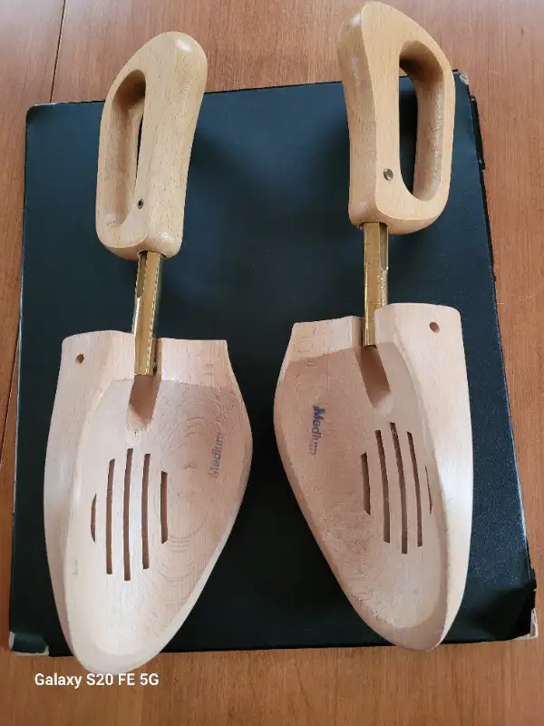 Pair Wooden Shoe Trees in Men's Shoes in Markham / York Region - Image 3