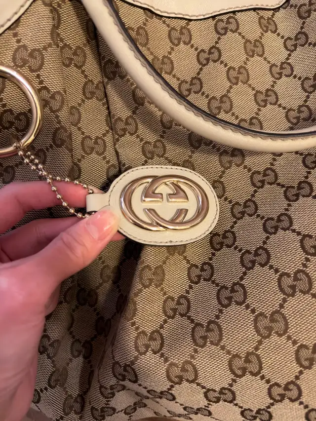 9.9/10 Gucci Classic Maxi Shopping bag in Women's - Bags & Wallets in Markham / York Region - Image 8