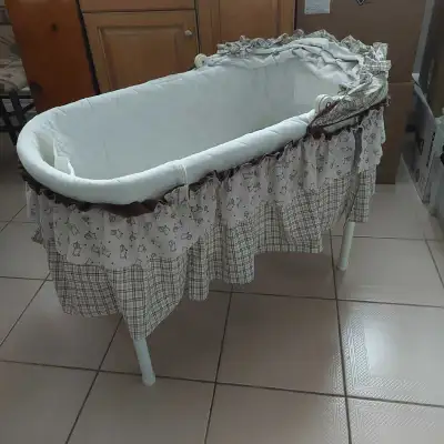 Beau petit moïse en très bonne condition., View more