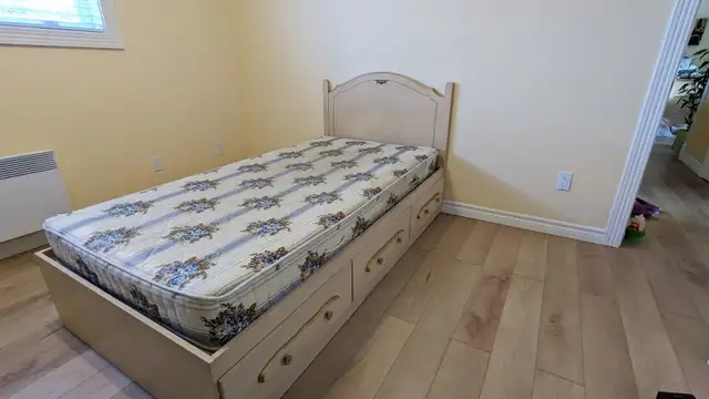 Set de chambre pour jeune fille in Beds & Mattresses in Laurentides - Image 2