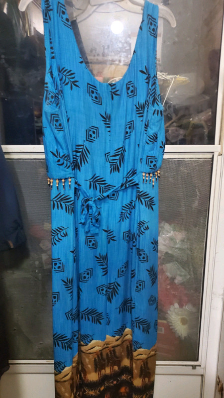 NEW BEAUTIFUL DRESS  14 P WITH GIRAFFE DESIGN ON BOTTOM OF DRESS in Women's - Dresses & Skirts in Cranbrook - Image 3