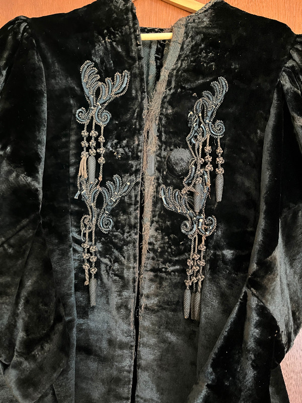 Antique women’s bustle velvet coat in Arts & Collectibles in Saskatoon - Image 2