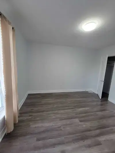 5 private rooms available for rent in a shared house. Located in Downtown Oshawa (Division & King)....