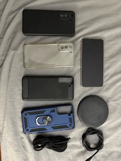Unlocked Galaxy S21 5g / 8gb ram/128gb storage/ New battery April 2025/ Comes with free cases and wi...