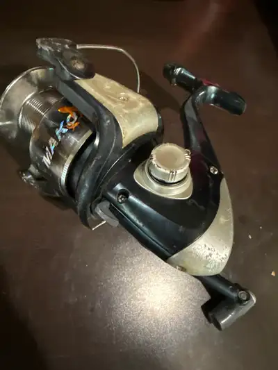 Mako- Calypso MAK-60A fishing reel Line capacity - 20/145 - 25/130 - 35/190. Asking $125 OBO. Call o...