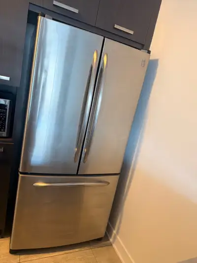 Ensemble de 4 électroménagers Frigo: GE 36” Four: Frigidaire Laveuse: Whirphool Sécheuse: Amana Mais...