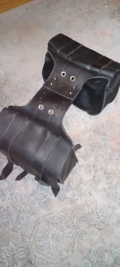Great condition original leather Harley Davidson motor cycle bags, plus all accessories as in pic, l...