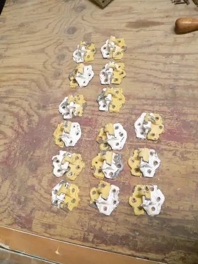 15 penture antique # 12435.1 bonne condition avec vis 10$ la paire ou 120$ lot aller voir mes autres...