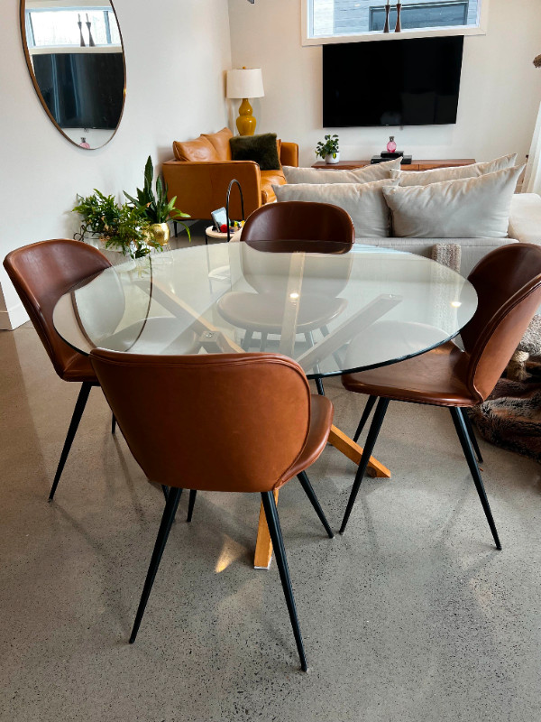 Table en verre noyer rustique avec 4 chaises dans Mobilier de salle à manger et cuisine  à Trois-Rivières - Image 4