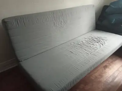 Canapé-lit gris IKEA avec matelas en mousse. À noter : quelques petits défauts — la housse est légèr...