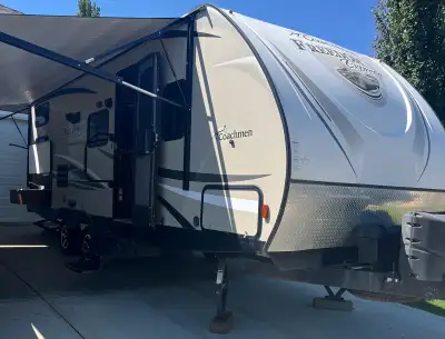 2017 Coachmen Freedom Express 257BHS Length: 28’ 5” Dry Weight: Approx. 5,300 lbs – 1/2-ton towable...