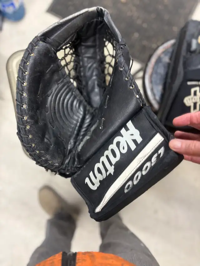 Sports equipment  in Hockey in Owen Sound - Image 3