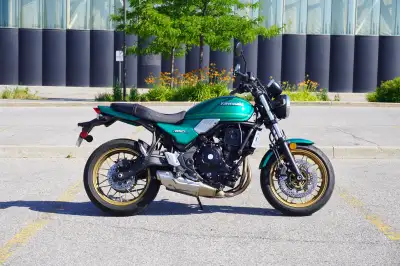 Feast your eyes on this sleek 2022 Kawasaki Z650RS, boasting a 649cc engine and only 2500 kilometers...