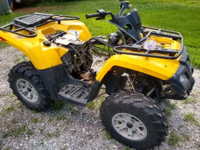 Outlander 800 avec papier VENDU EN PIECES. demandé ce que vous avez besoin. moteur transmission clut...