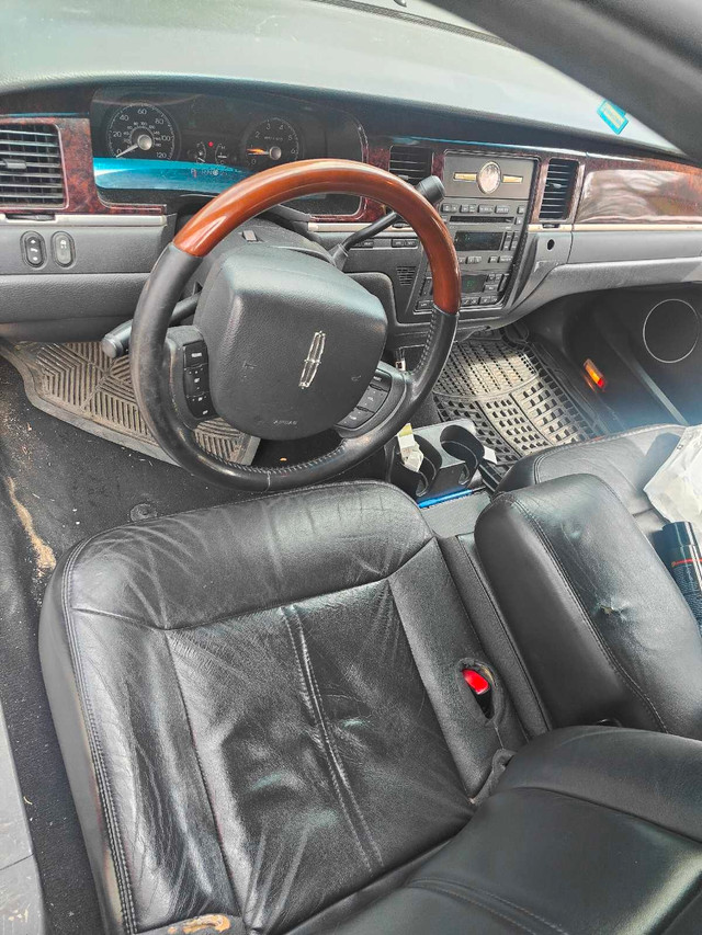 2008 Lincoln Town car in Cars & Trucks in Markham / York Region - Image 4