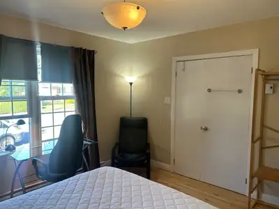 Air climatisé à la chambre l'été. Secteur très tranquille. Chambre très propre, paisible, confortabl...