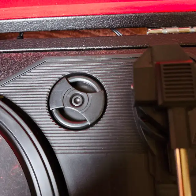 Crosley Suitcase Record Player / Turntable in Stereo Systems & Home Theatre in Chatham-Kent - Image 11