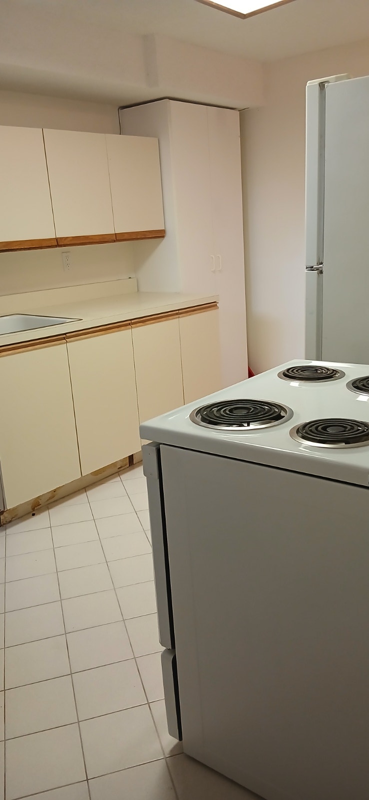 2 bedrooms, very spaciouse living area. Washer & drier in unit 2