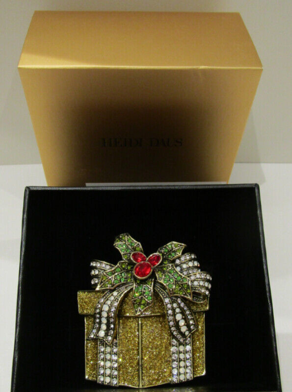 NEW IN BOX, HEIDI DAUS "PRETTY PACKAGE" CRYSTAL XMAS PIN in Arts & Collectibles in Hamilton - Image 2