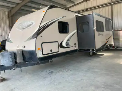 2013 Kodiac 27ft. trailer. Hardwall. Comes with solar panels and 2 lithium batteries for the solar p...