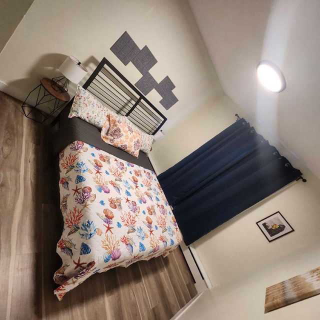 Bedroom rental in a 3 bed apartment  in Room Rentals & Roommates in Edmonton - Image 4