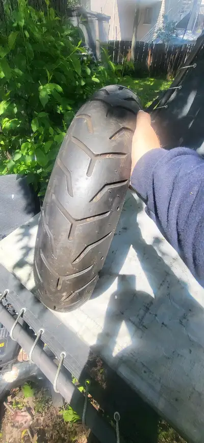 Pneu Harley Davidson neuf de marque Dunlop et model D408F de grandeur 130/60B19 , dune valeur de $34...