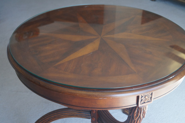 Solid wood round accent/hall table in Other Tables in St. Catharines - Image 3