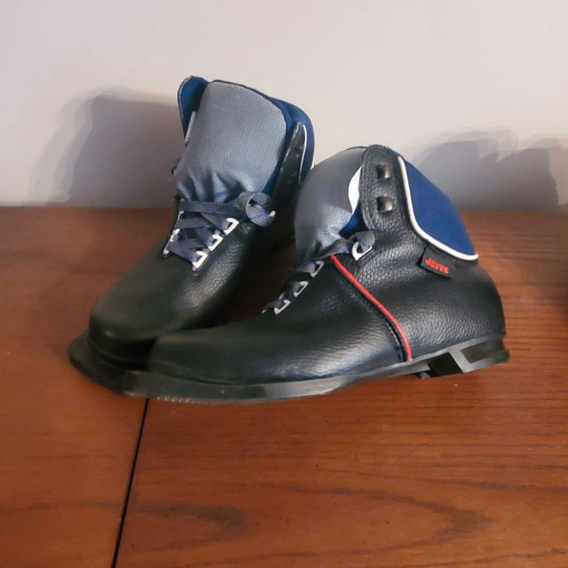 New 3 PIN Cross Country Ski Boots  EUR 39 / 42 / 43 /44  in Ski in Barrie - Image 4