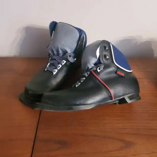 New 3 PIN Cross Country Ski Boots  EUR 42 / 43 in Ski in Barrie - Image 5
