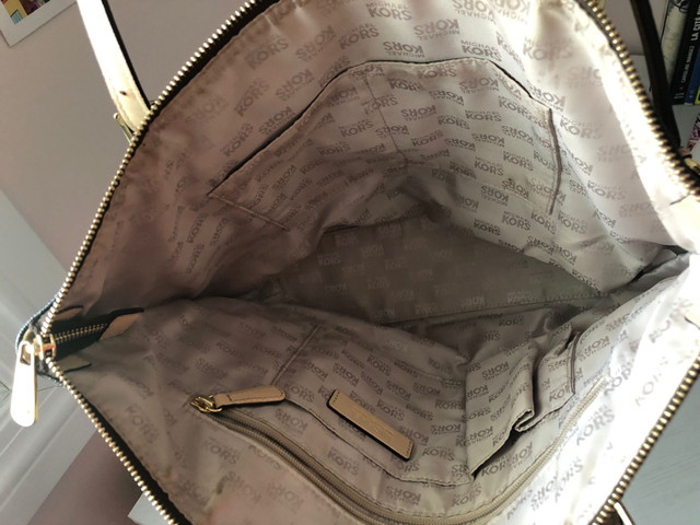 Michael Kors bag in Women's - Bags & Wallets in Markham / York Region - Image 3