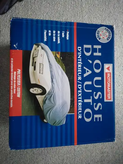 Voici une housse d'auto MotoMaster de taille moyenne, idéale pour protéger votre véhicule des intemp...